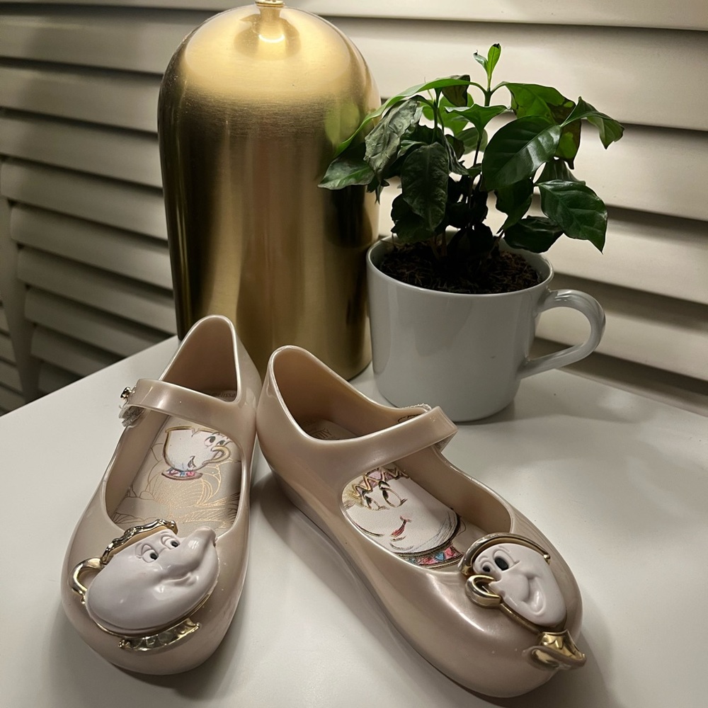 Mrs. Tea pots and tipsy Melissa shoes size 10